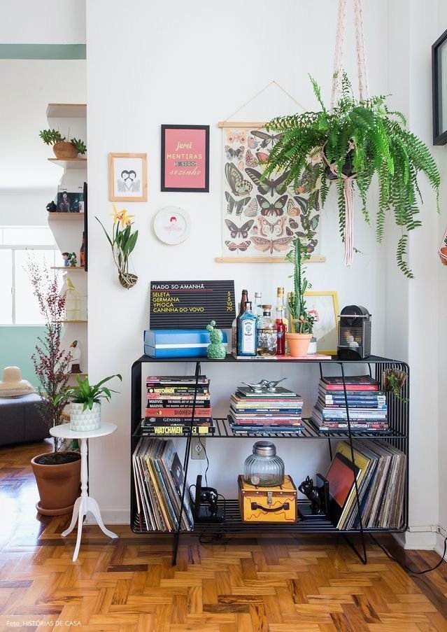 5 Ideias para Usar Vinil na Decoração 8 Estrutura em metal preta para discos