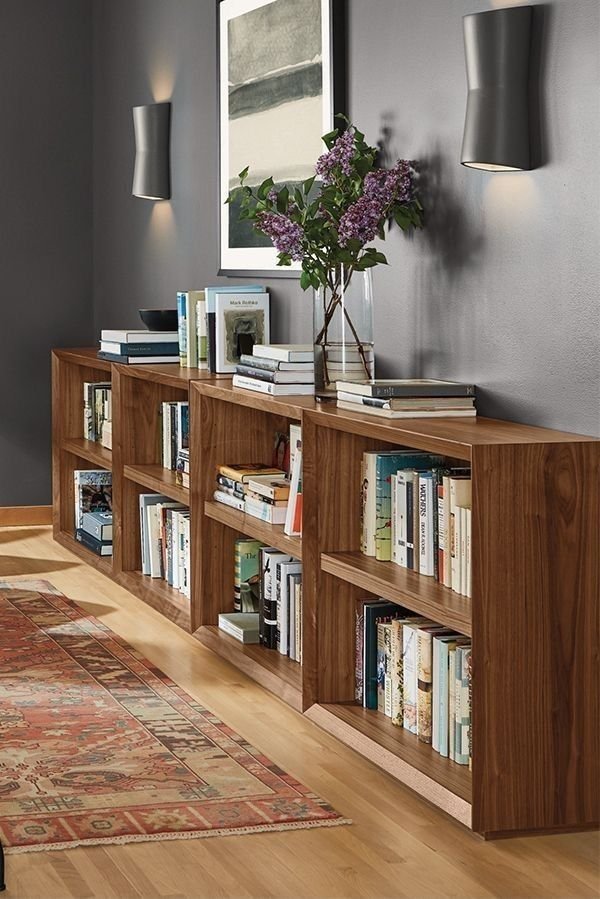 5 Formas de Usar Estantes de Livros no Chão 6 Estante horizontal debaixo de banco