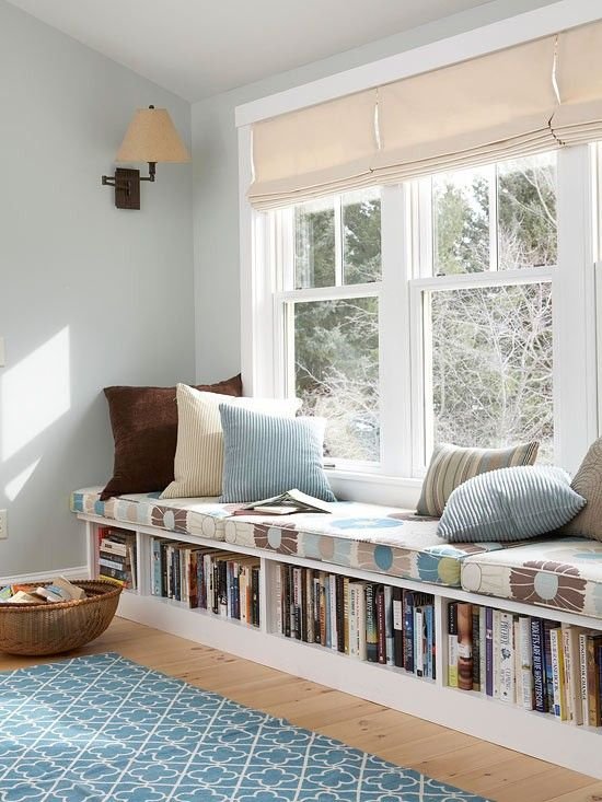 5 Formas de Usar Estantes de Livros no Chão 7 Estante horizontal em madeira marrom