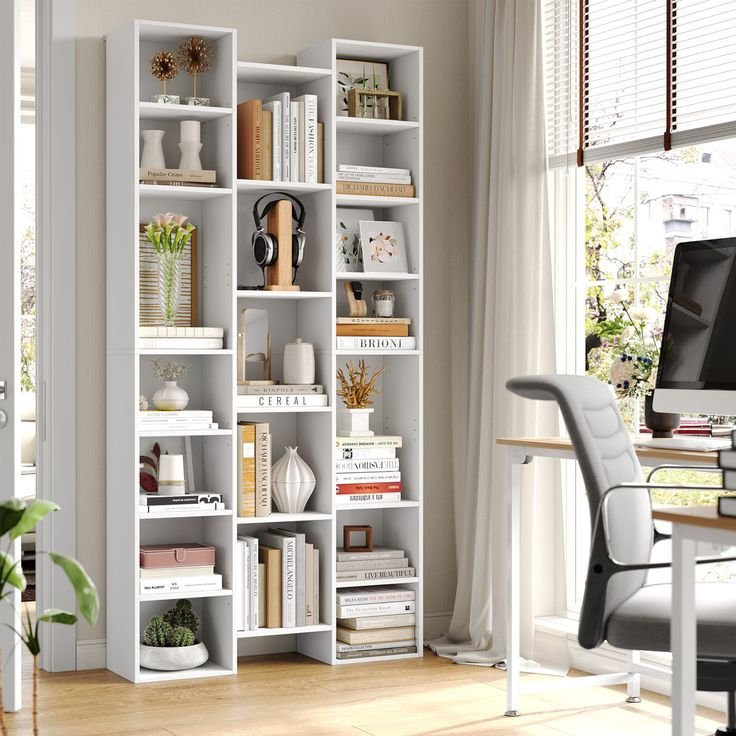5 Formas de Usar Estantes de Livros no Chão 3 Estante vertical com nichos variados