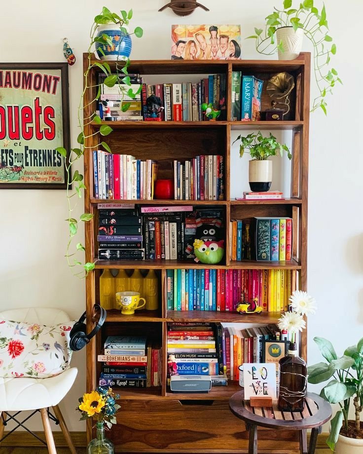 5 Formas de Usar Estantes de Livros no Chão 1 Estante vertical marrom