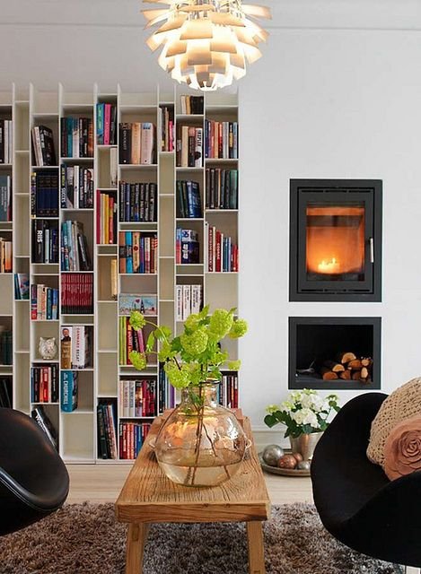 5 Formas de Usar Estantes de Livros no Chão 4 Estante horizontal branca com nichos