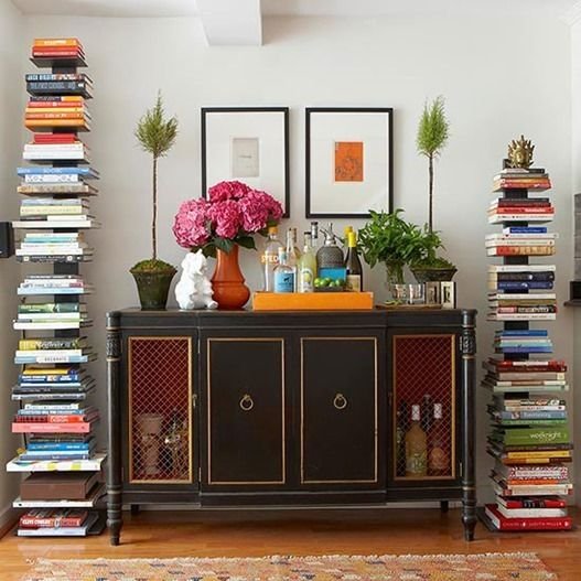 5 Formas de Usar Estantes de Livros no Chão 2 Estante vertical branca com vários nichos