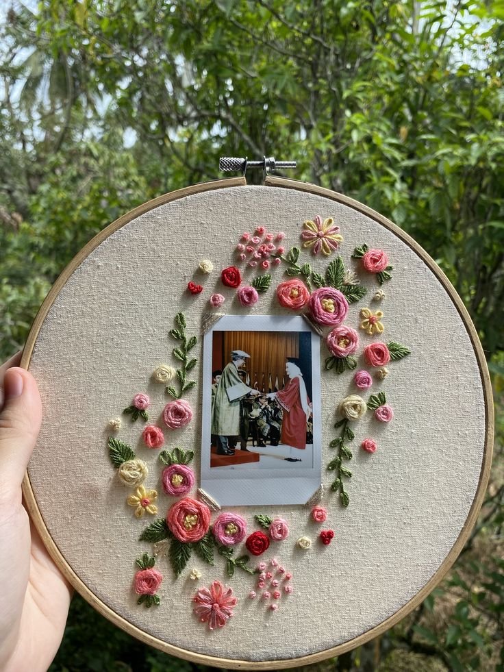 4 Maneiras Diferentes e Criativas de Decorar com Fotos 3 Foto com bordado sobre ela.
