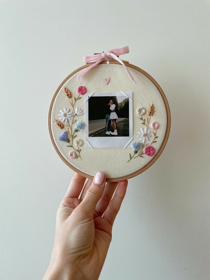 4 Maneiras Diferentes e Criativas de Decorar com Fotos 2 Foto dentro de um bastidor com bordado.