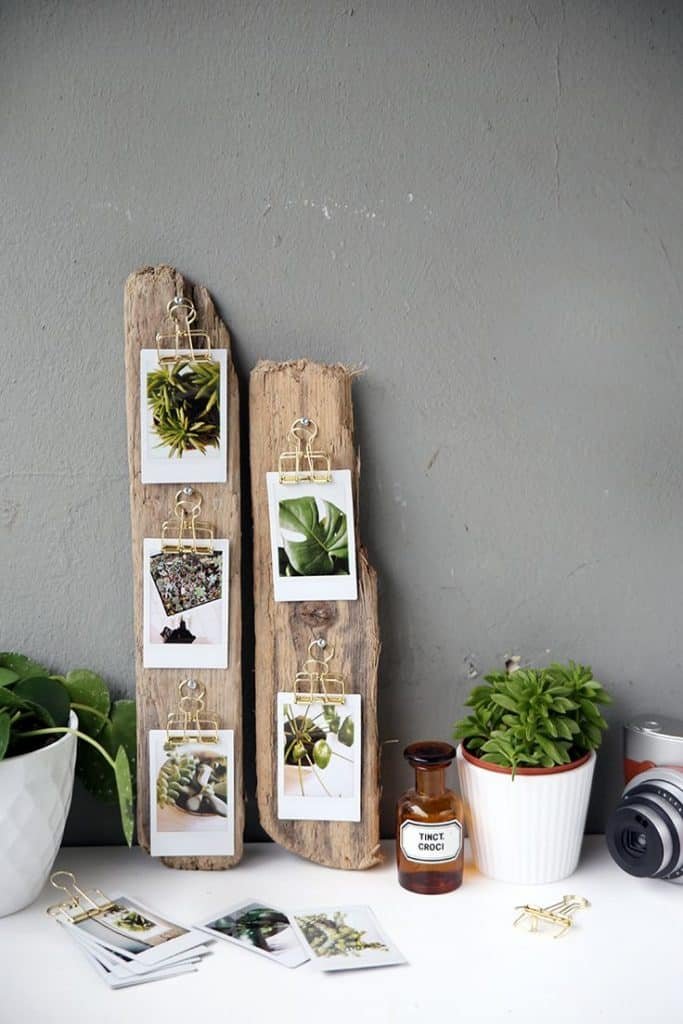 4 Maneiras Diferentes e Criativas de Decorar com Fotos 7 Fotos penduradas em uma madeira.