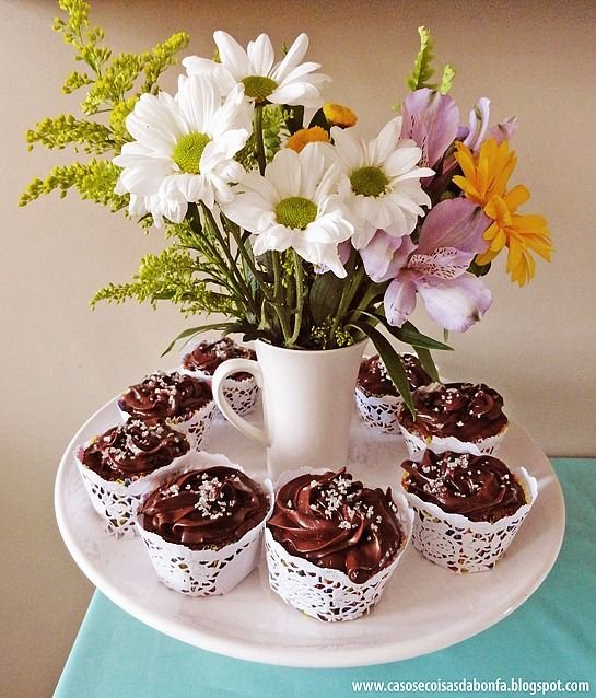 Transforme a Hora do Chá com 5 Dicas de Decoração Encantadora 8 Prato decorado com bolinhos e flores