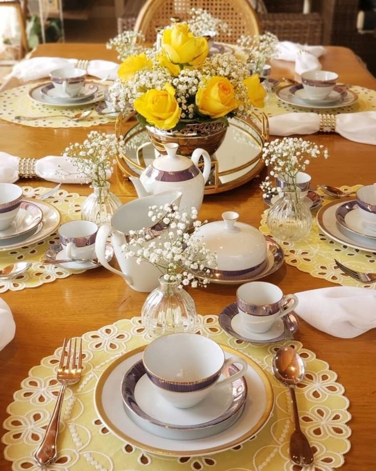 Transforme a Hora do Chá com 5 Dicas de Decoração Encantadora 9 Mesa decorada com jogos americanos e rosas amarelas