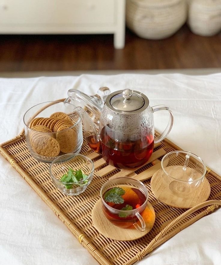 Transforme a Hora do Chá com 5 Dicas de Decoração Encantadora 6 Bandeja com bule, chá e biscoitos