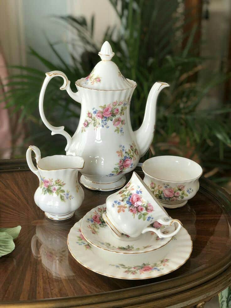 Transforme a Hora do Chá com 5 Dicas de Decoração Encantadora 3 Conjunto de porcelana com flores