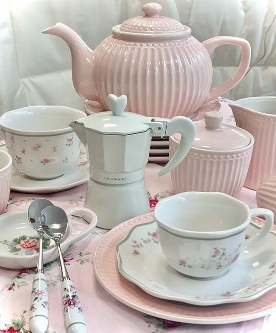 Transforme a Hora do Chá com 5 Dicas de Decoração Encantadora 5 Louça rosa e branco