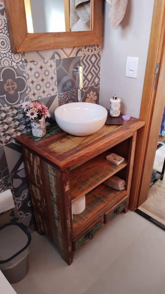 Lavabo Criativo: 7 Inspirações para Decoração 1 Lavabo com balcão em madeira