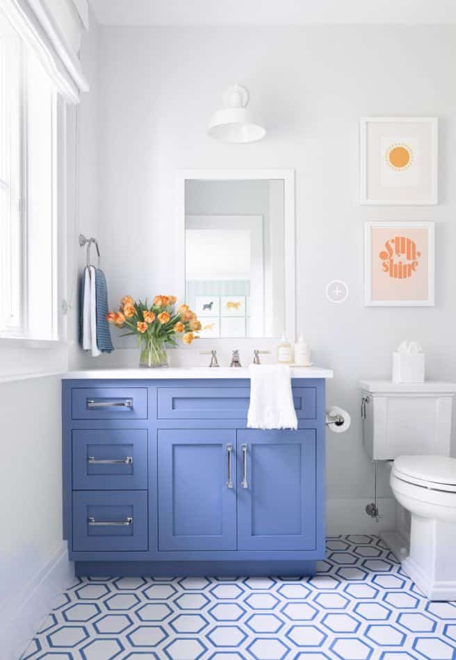 Lavabo Criativo: 7 Inspirações para Decoração 9 Lavabo branco com armário azul