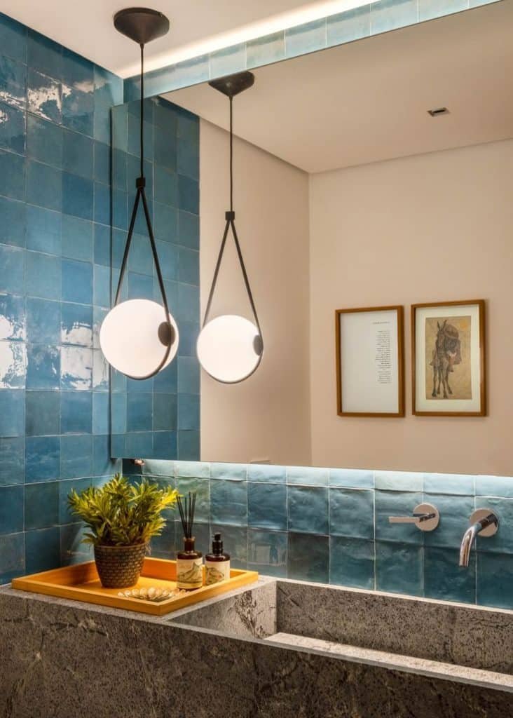 Lavabo Criativo: 7 Inspirações para Decoração 7 Lavabo com azulejo azul na bancada