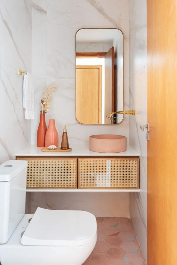 Lavabo Criativo: 7 Inspirações para Decoração 5 Lavabo com balcão em palhinha e vasos de cerâmica