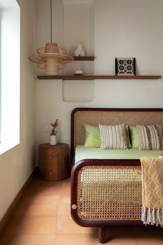 5 Coisas que Você Precisa Saber Sobre Mesa de Cabeceira 9 Quarto de casal com cabeceira ripada e mesa de cabeceira estililizada em madeira