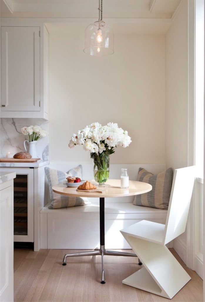 5 Formas de Incorporar a Mesa de Canto na Cozinha 6 Cozinha em tons neutros e mesa de canto