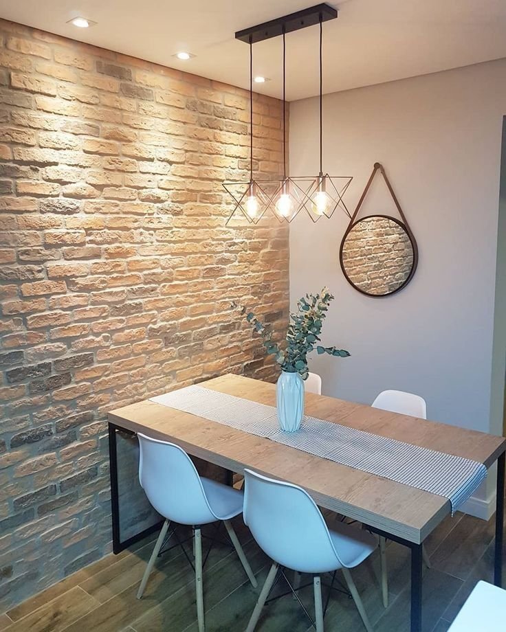 5 Formas de Incorporar a Mesa de Canto na Cozinha 9 Mesa de madeira encostada na parede de tijolinhos