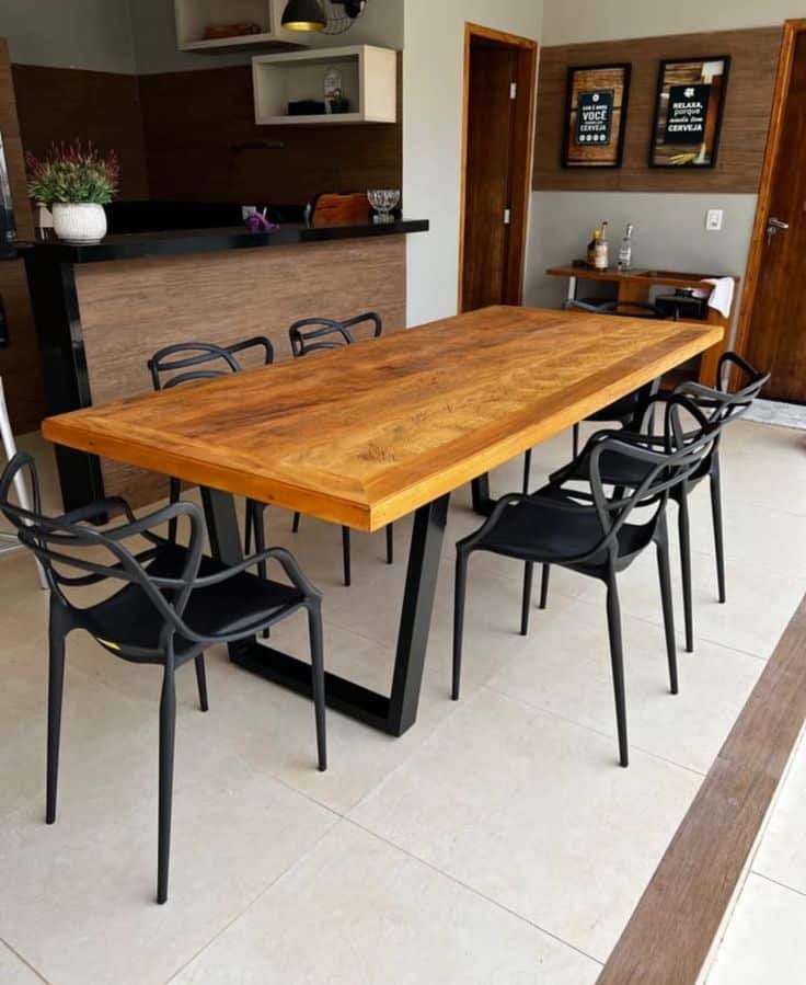 5 Maneiras de Usar a Tendência do Metal na Decoração 9 Sala de jantar com cadeiras e pés da mesa em metal
