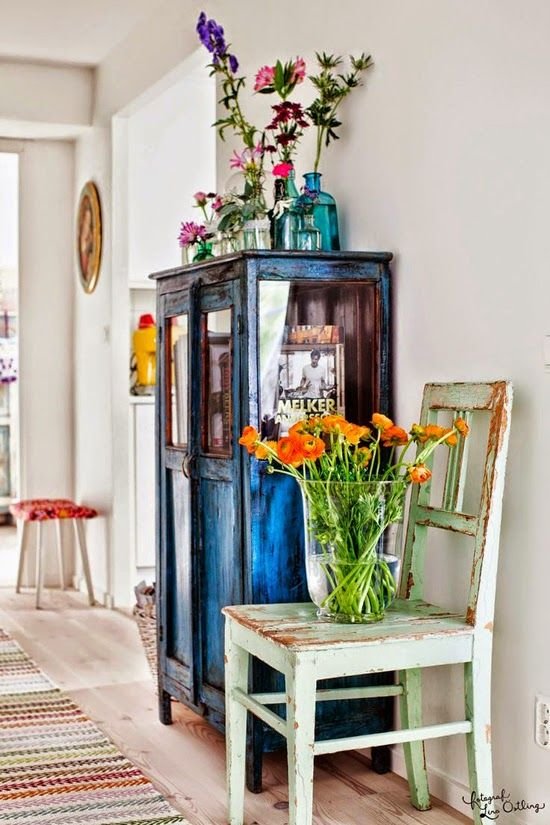 5 Maneiras de Usar Móveis Vintage na Decoração Atual 3 Cristaleira azul e cadeira branca