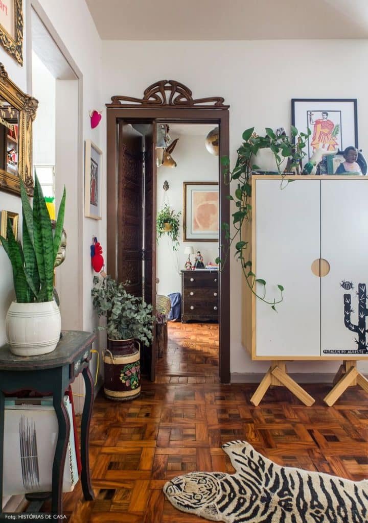 5 Maneiras de Usar Móveis Vintage na Decoração Atual 4 Porta com detalhe vintage