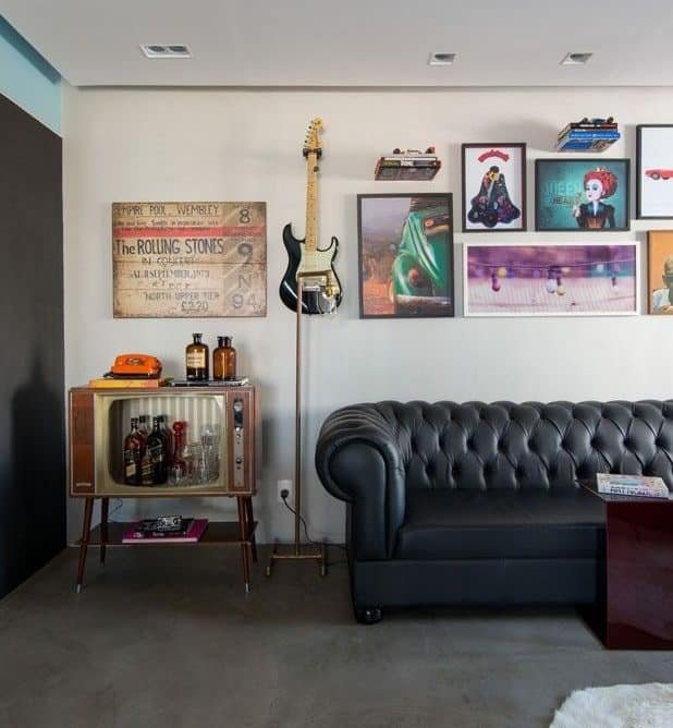 5 Maneiras de Usar Móveis Vintage na Decoração Atual 5 Sala com sofá e tv vintage