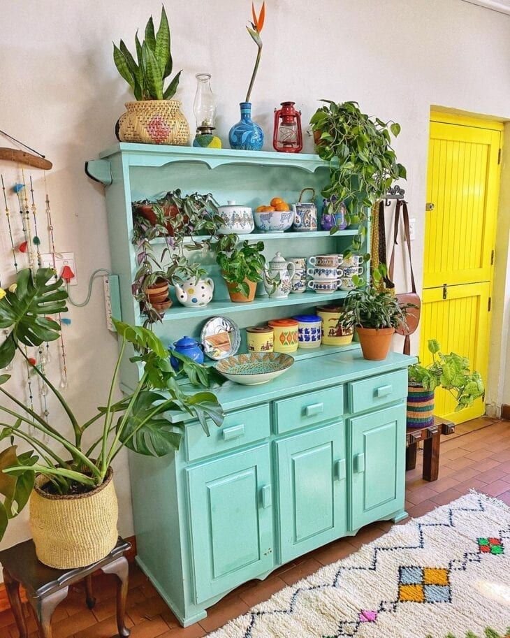 5 Maneiras de Usar Móveis Vintage na Decoração Atual 1 Armário azul claro de cozinha