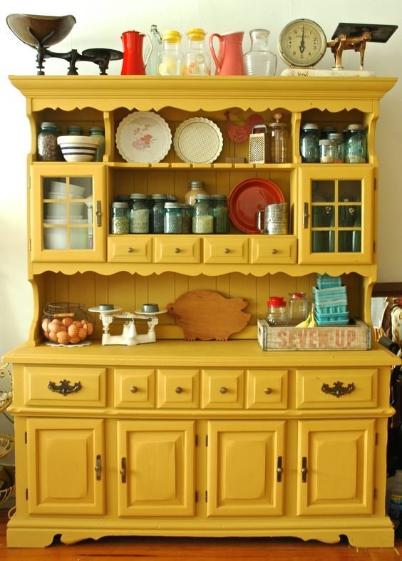 5 Maneiras de Usar Móveis Vintage na Decoração Atual 8 Armário amarelo de cozinha