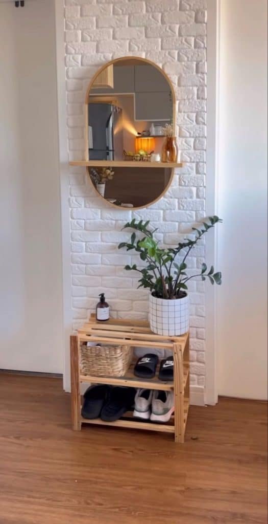 8 Ideias Inovadoras para Decorar Paredes Pequenas 3 Parede branca com tijolinhos, sapateira e espelho oval