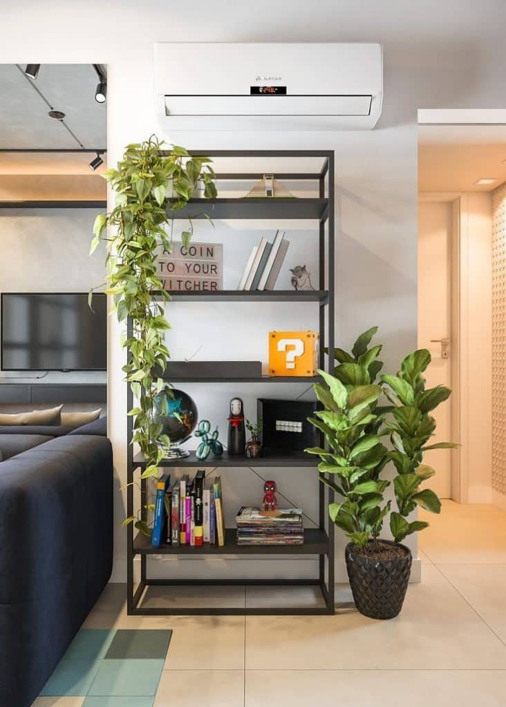 8 Ideias Inovadoras para Decorar Paredes Pequenas 7 Parede com prateleira e plantas