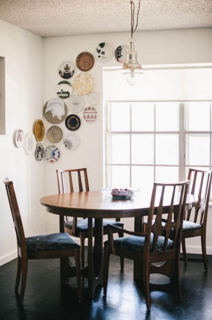8 Ideias Inovadoras para Decorar Paredes Pequenas 1 Parede com pratos em cores neutras