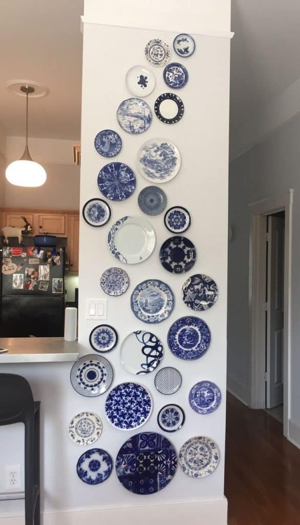 8 Ideias Inovadoras para Decorar Paredes Pequenas 2 Pratos decorativos em cores neutras