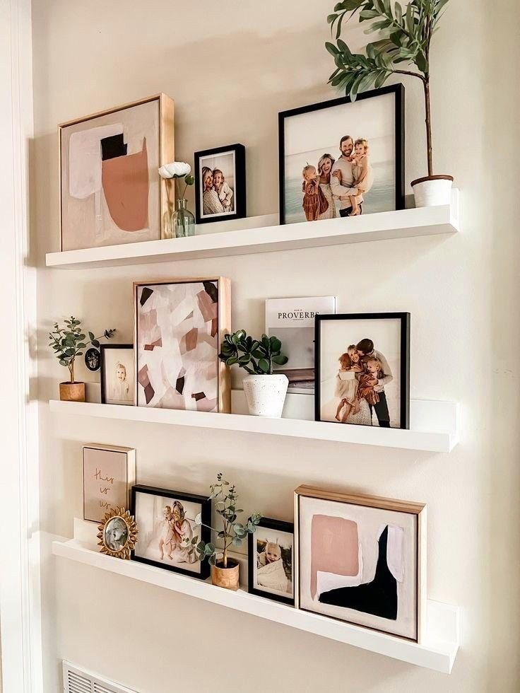 4 Maneiras Diferentes e Criativas de Decorar com Fotos 1 Quadros de fotos dispostos na parede.