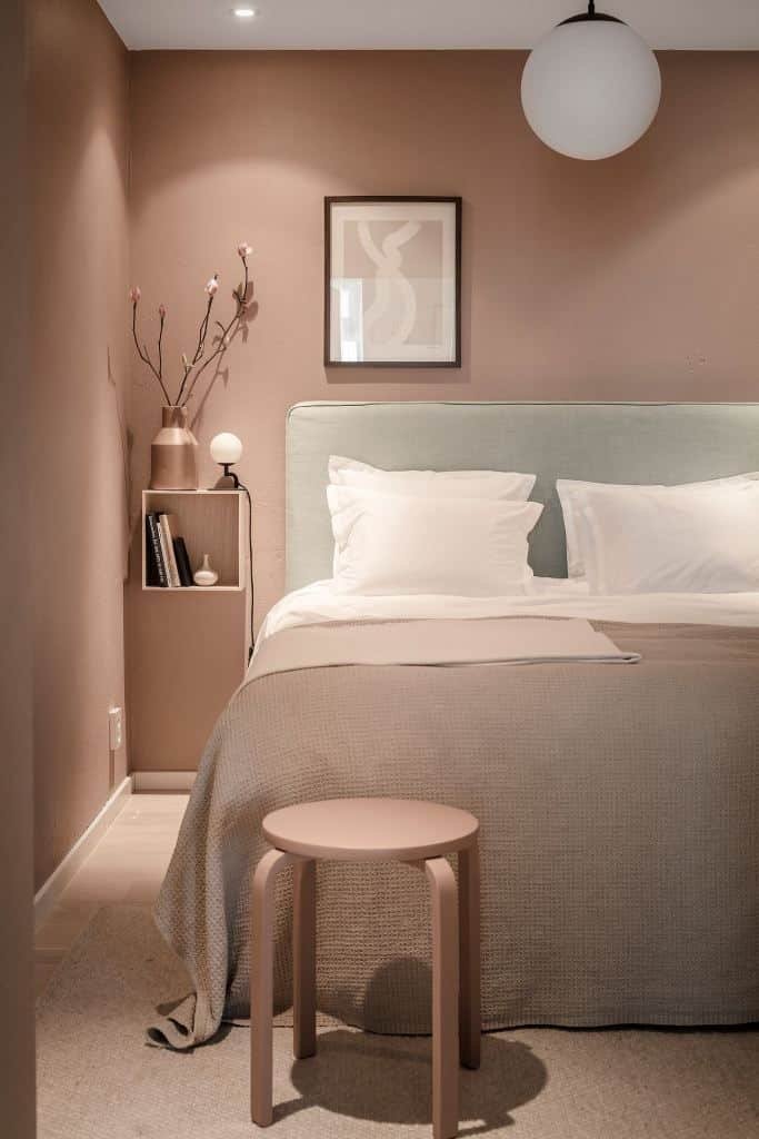 5 Dicas para um Quarto de Casal Clean e Elegante 2 Quarto clean com parede rosa e cabeceira cinza claro