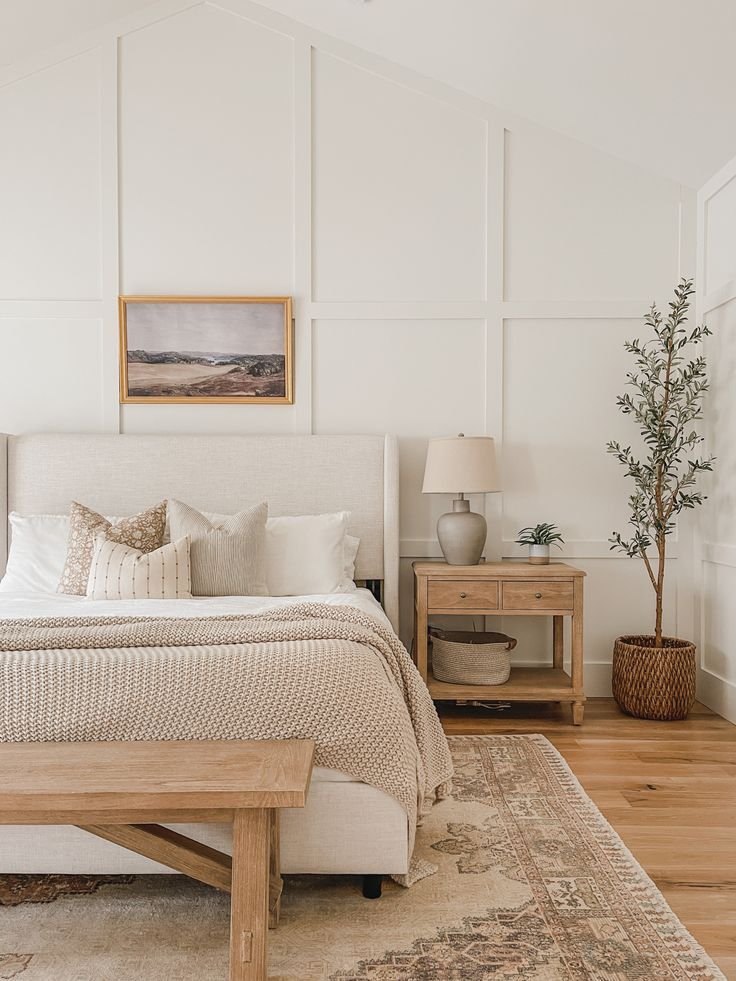 5 Dicas para um Quarto de Casal Clean e Elegante 6 Quarto em tons suaves com móveis em linhas retas