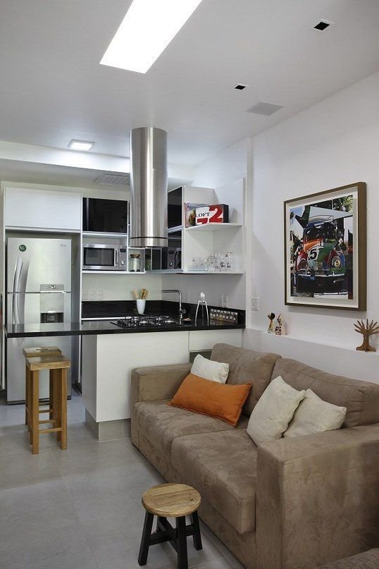 Sala e Cozinha Integradas: 7 Dicas de Estilo e Funcionalidade 3 Cozinha em tons claros e sofá marrom claro