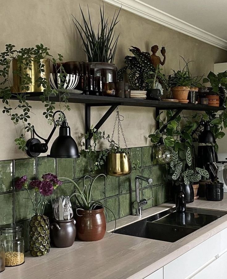 Urban Jungle: 5 Dicas para Criar um Ambiente Fresco e Acolhedor 4 Bancada de pia com algumas plantas