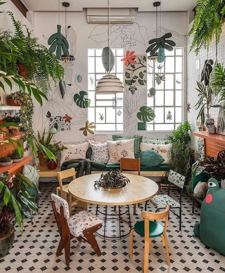 Urban Jungle: 5 Dicas para Criar um Ambiente Fresco e Acolhedor 8 Ambiente com mesa redonda e cadeiras, sofá, pendente e plantas