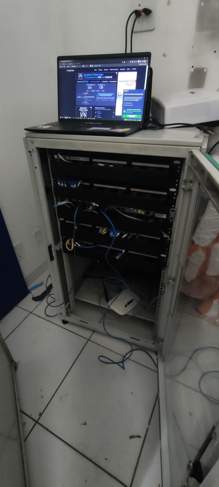 5 Racks Pequenos para Otimizar Espaços em Salas